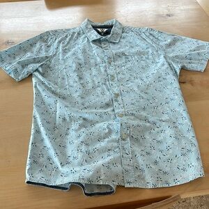 VISSLA men’s large button up short sleeve shirt.
